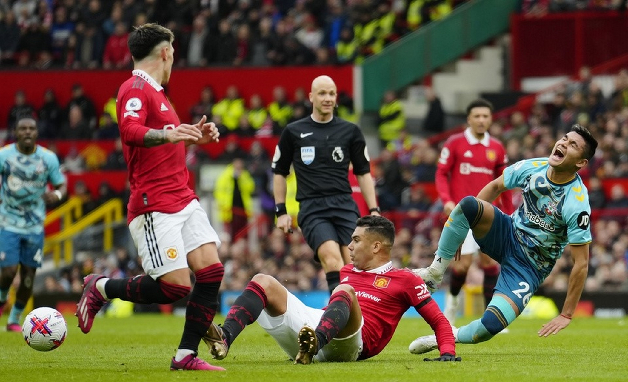 拜仁完胜曼城，卡塞米罗关键制胜