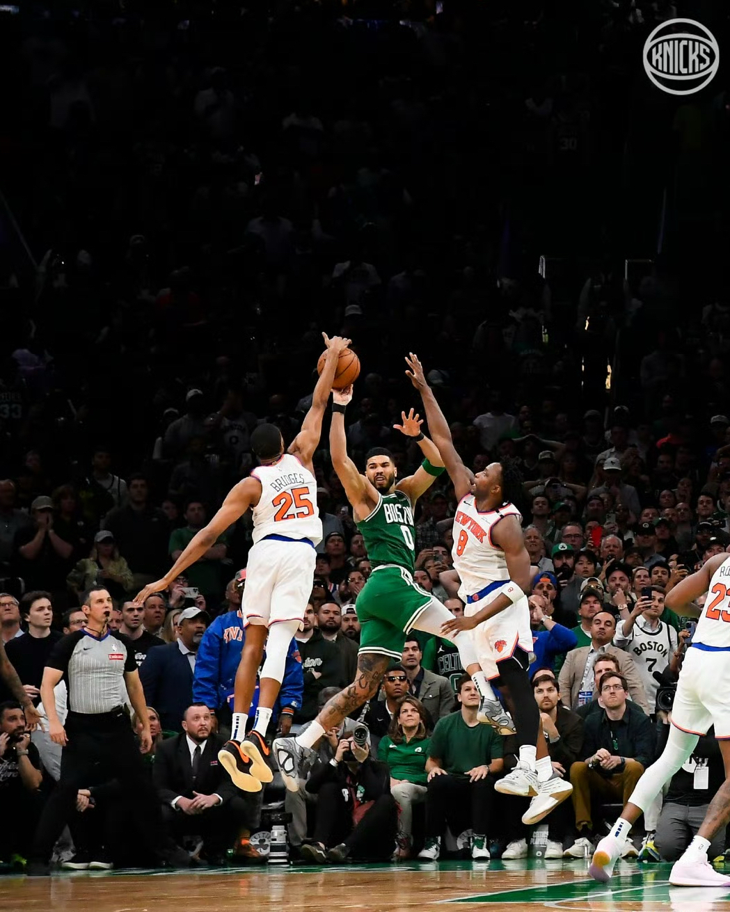 尼克斯险胜公牛,欧文点燃赛场 尼克斯险胜公牛,欧文点燃赛场