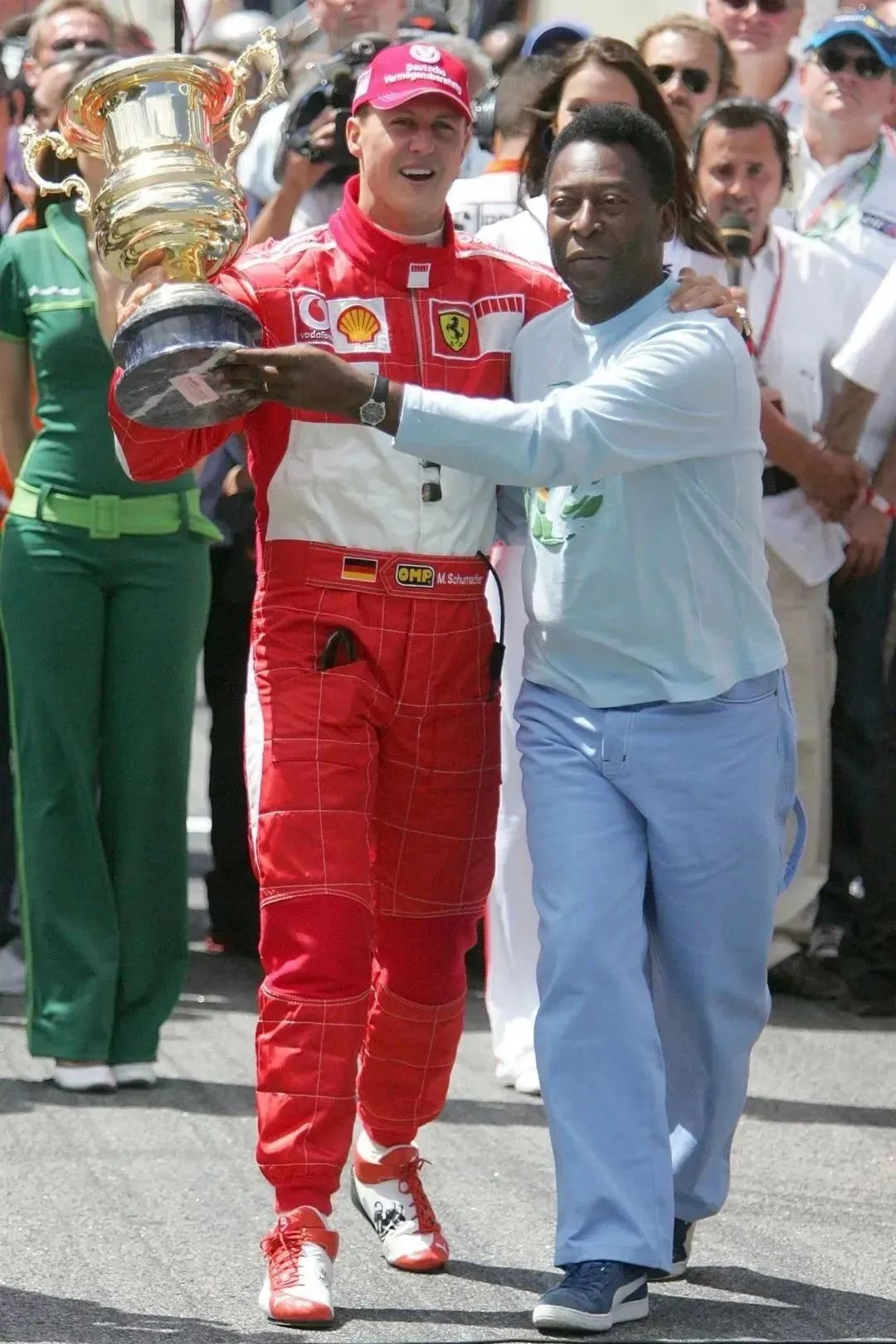 哈斯车队险胜迈凯伦，汉密尔顿带队取胜