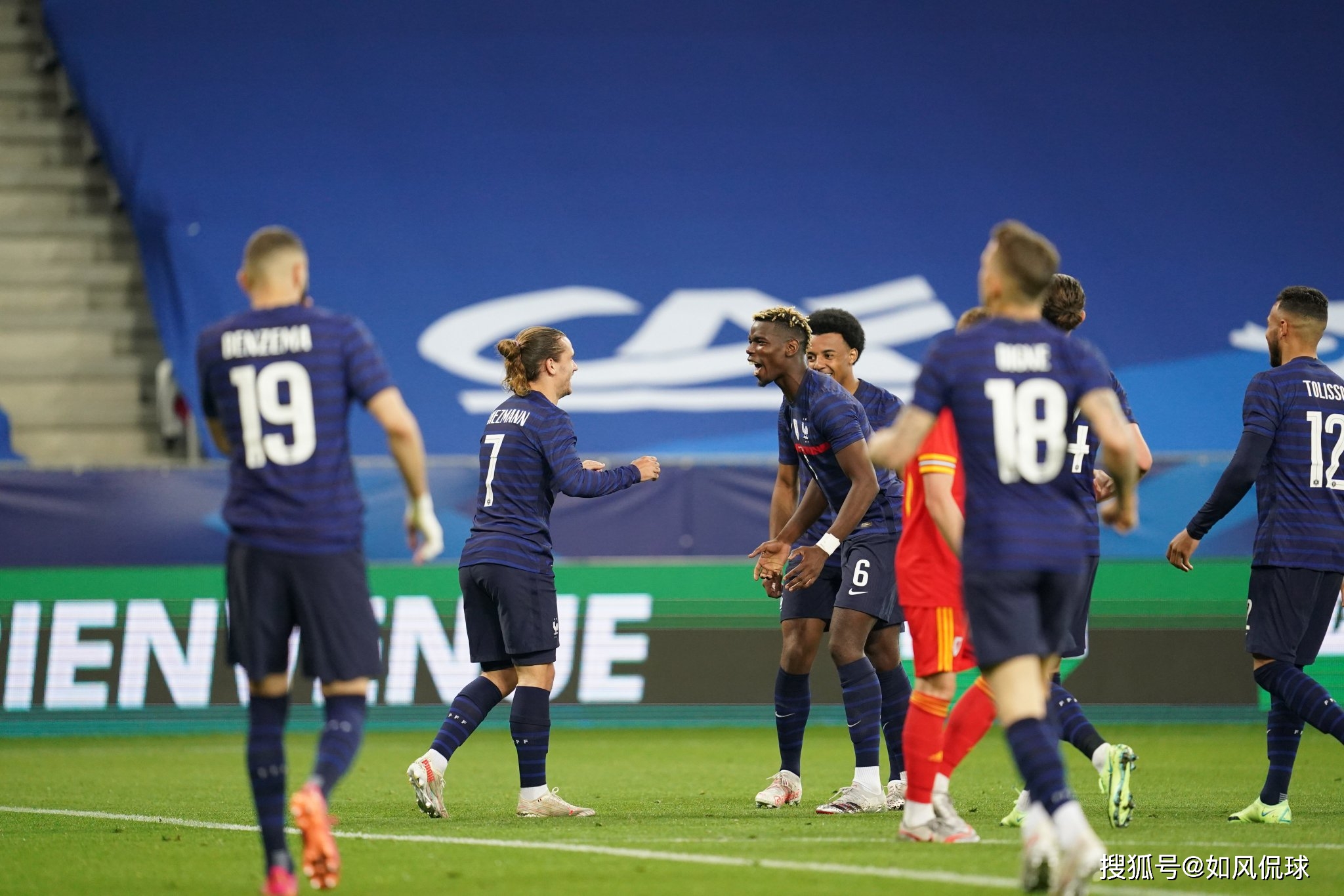 丹麦队横扫印度队，黄鸭组合点燃赛场