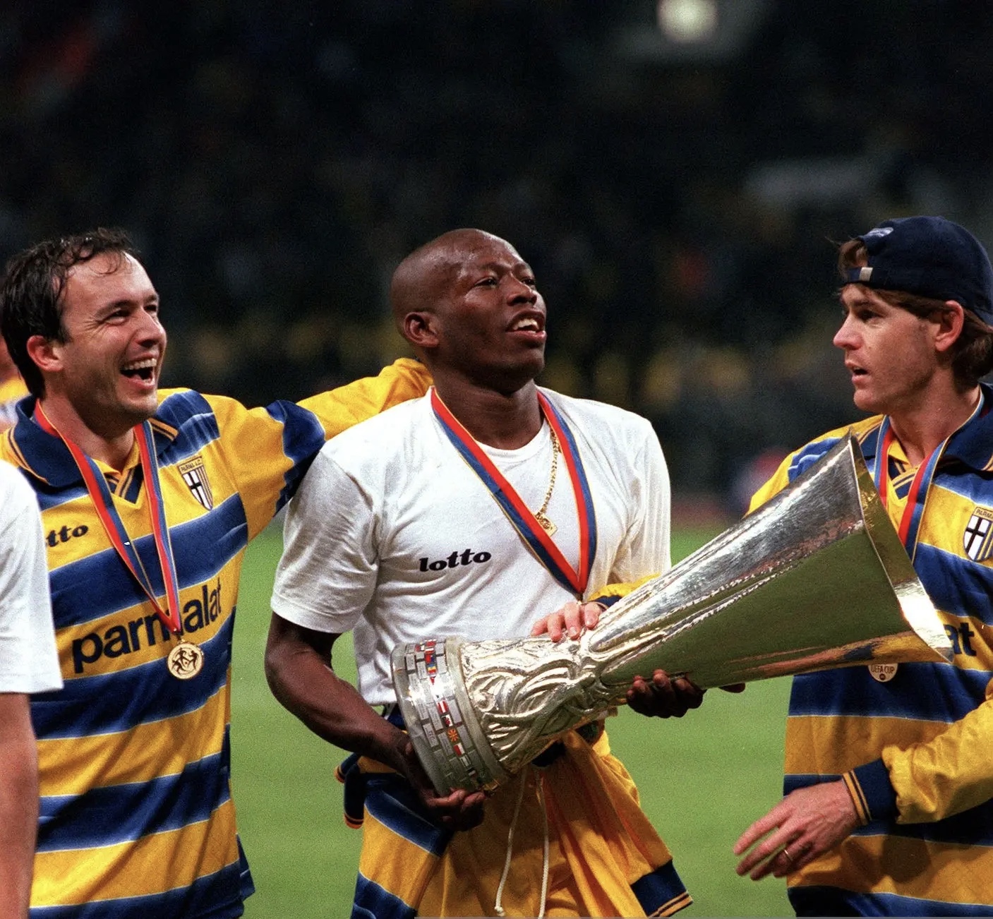 AC米兰绝地反击哥伦比亚,德利赫特爆发神勇 AC米兰绝地反击哥伦比亚,德利赫特爆发神勇