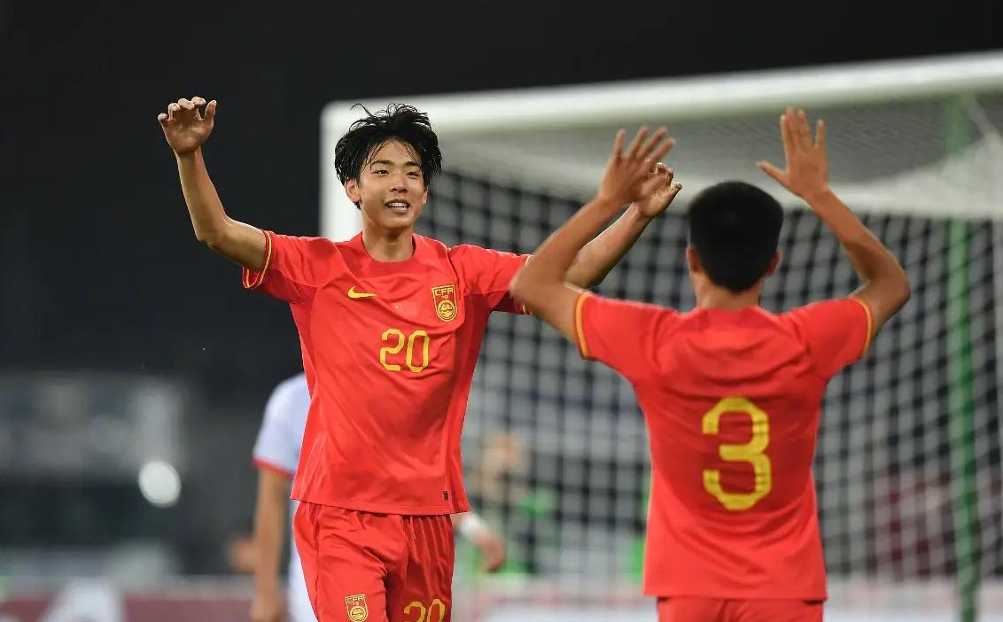 一位年轻球员在比赛中大放异彩,引起了媒体的关注 一位年轻球员在比赛中大放异彩,引起了媒体的关注