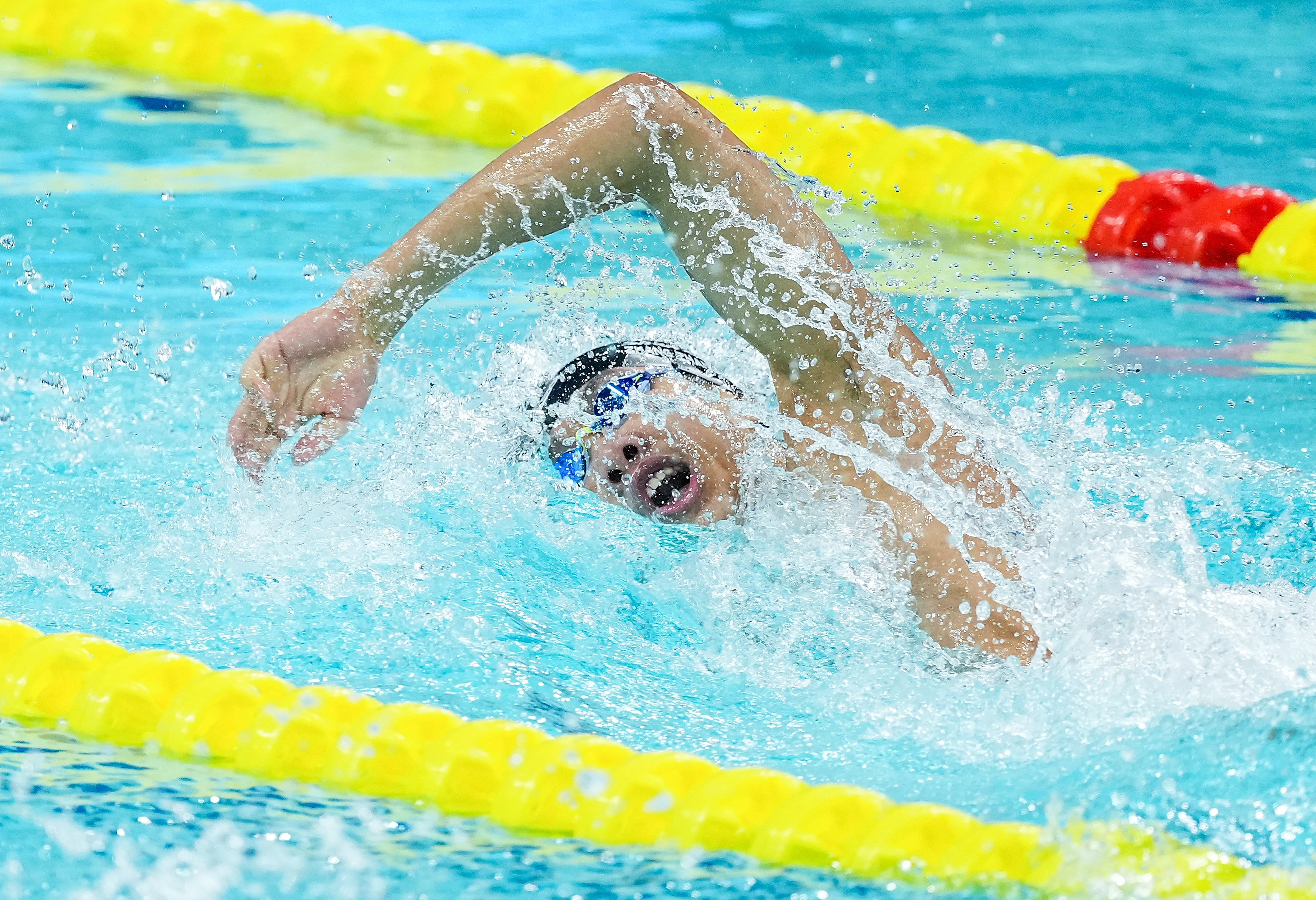 泳坛新星登场，破纪录夺金！