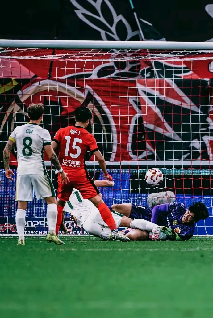 门将沉稳！球队门将扑救稳固球队后防