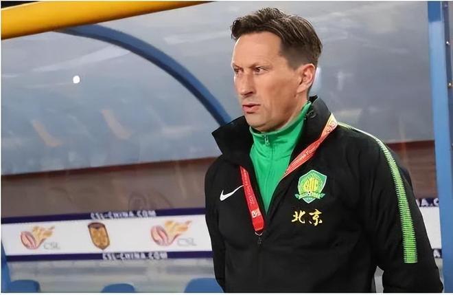 球队主教练备战赛场策略解析