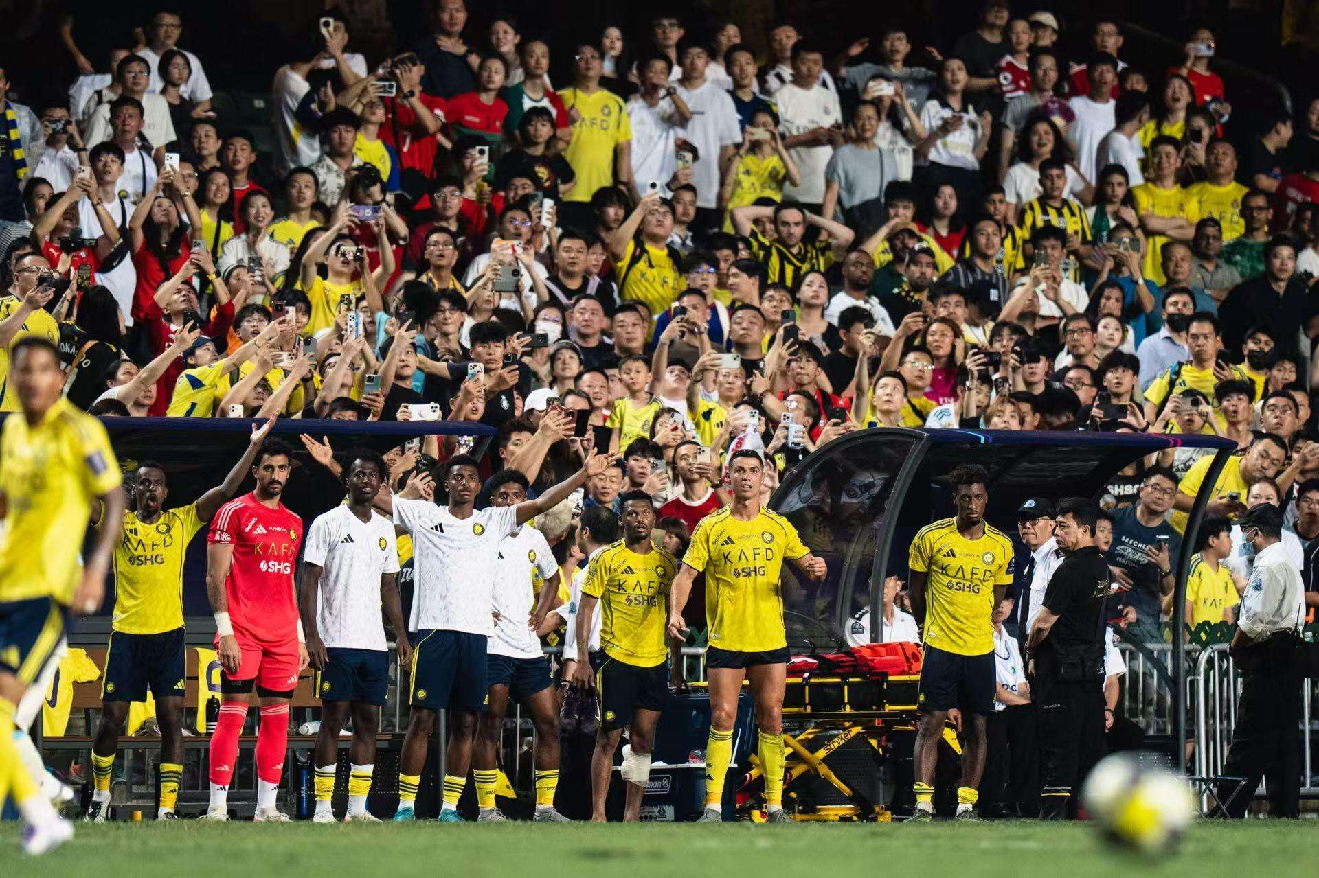 顶级联赛强敌对决激发球迷热情场上火爆