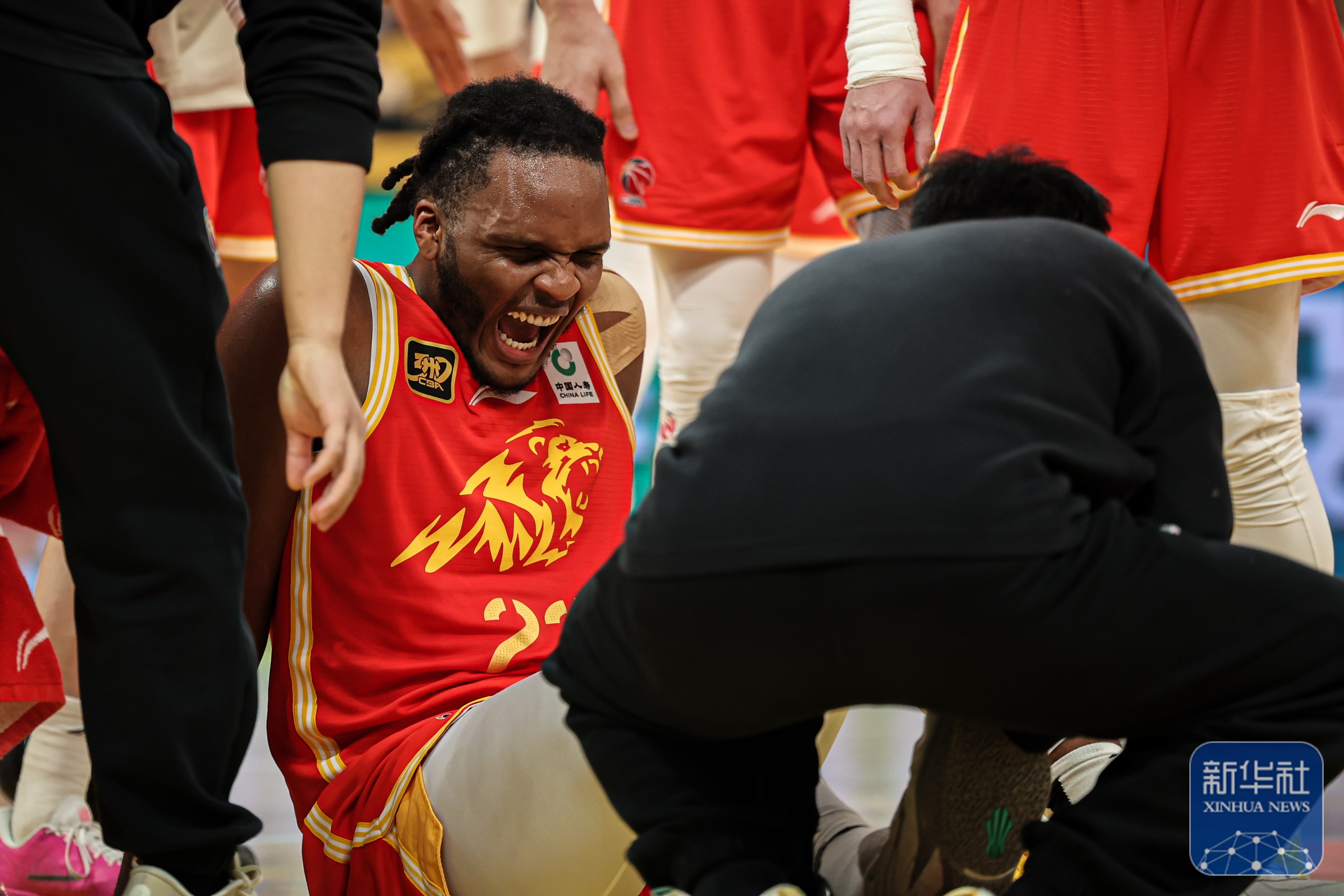 辽宁队翻盘勇士，字母哥点燃赛场