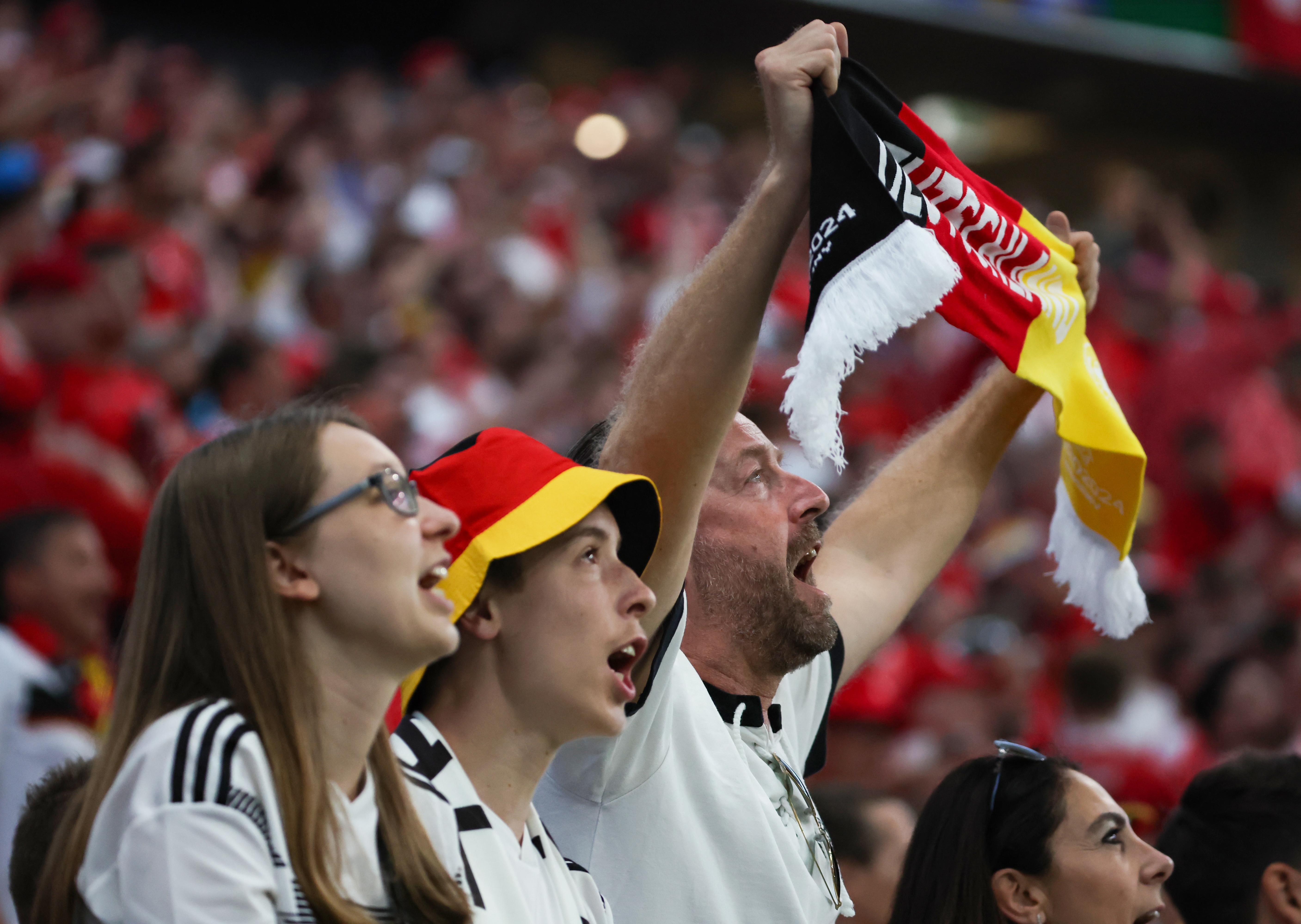 精彩的足球赛事正在吸引目光